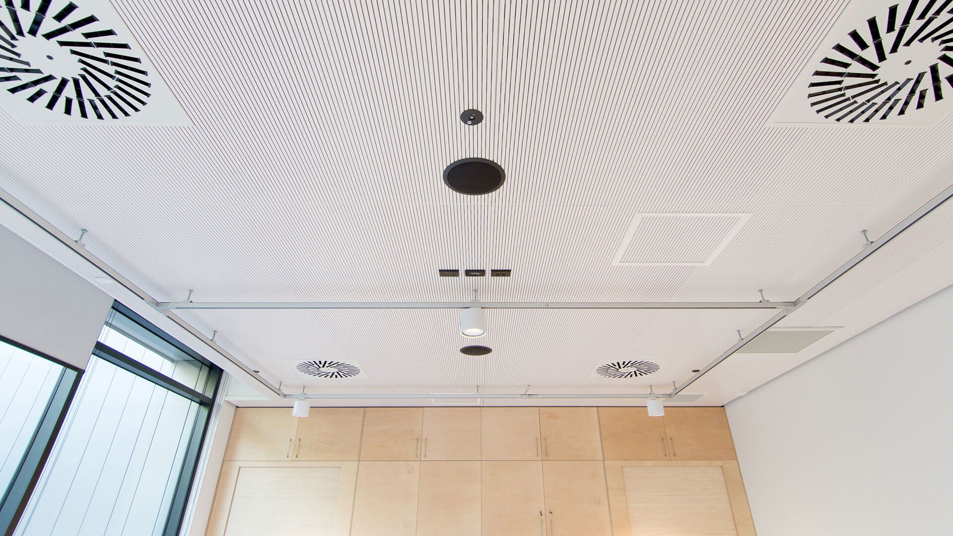 Suuter-Gallery Wideshot_Wooden_Ceiling_Walls