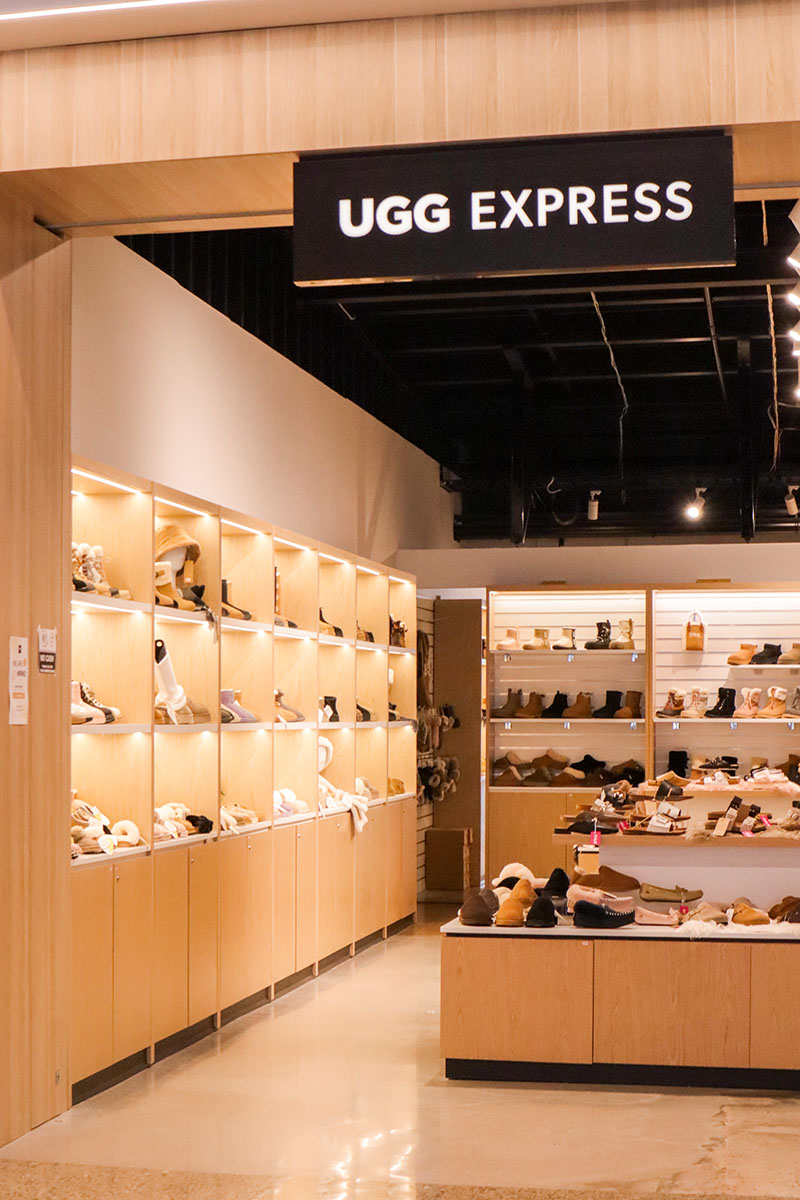 Reception area of a nail salon with bench seating along the wall. 